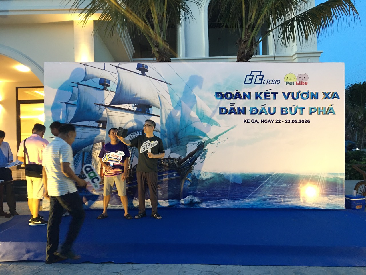 Thi Công Backdrop Photo Booth Phan Thiết Mũi Né Kê Gà Đẹp Giá Rẻ