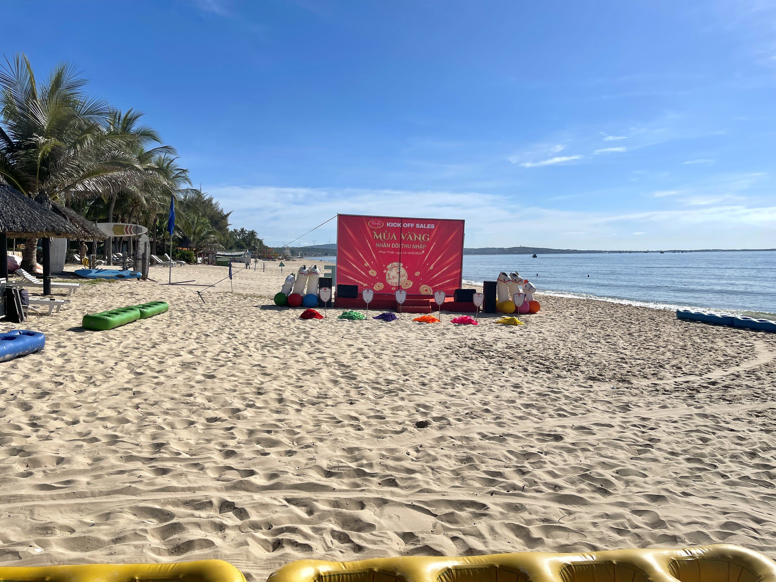 Thi công in ấn trọn gói sân khấu backdrop team building Phan Thiết Bình Thuận